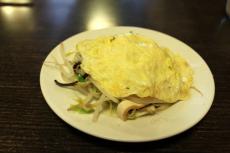 野菜炒めの玉子焼きのせ